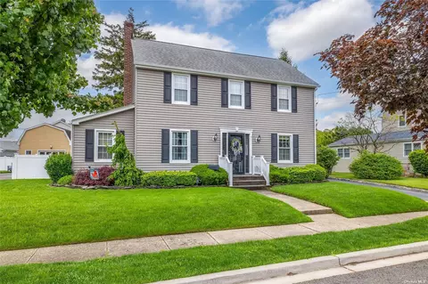 493 Foch Blvd, Mineola, NY 11501