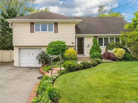 271 W Waukena Ave, Oceanside, NY 11572