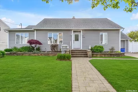 100 Stirling Ave, Freeport, NY 11520