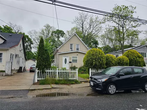 116 Smith St, Amityville, NY 11701