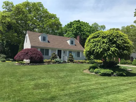 140 Paulanna Ave, Bayport, NY 11705