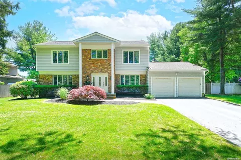4 Farm Hollow Ct, East Northport, NY 11731