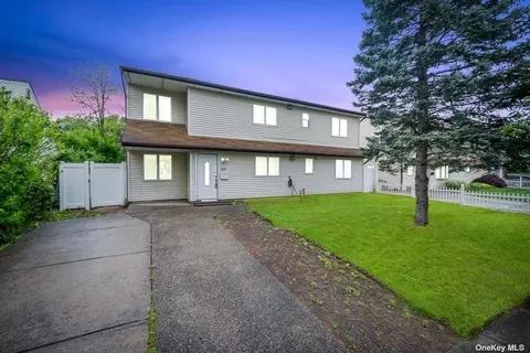 20 August Ln, Hicksville, NY 11801