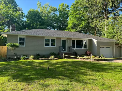 10 Daywood Ct, East Northport, NY 11731