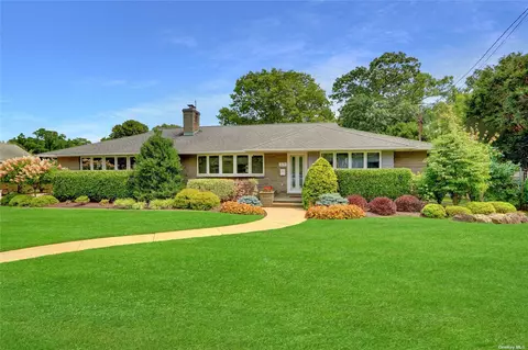 25 Park Ln, West Islip, NY 11795