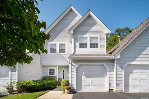 190 Erik Dr #190, East Setauket, NY 11733