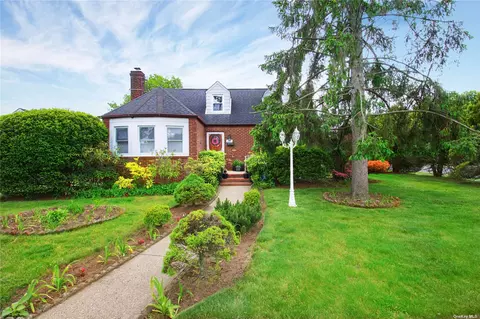 695 Benris Ave, Franklin Square, NY 11010