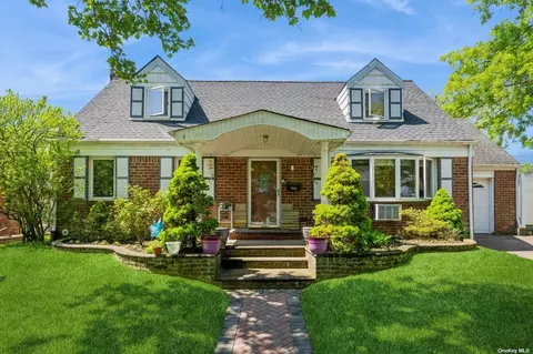 1015 Chestnut St, Valley Stream, NY 11580