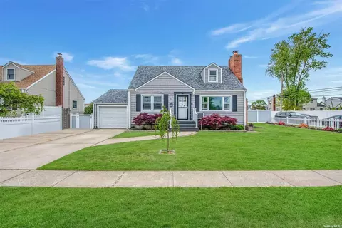27 Maple Dr, Lindenhurst, NY 11757