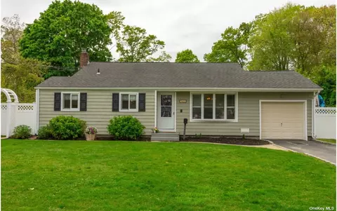 946 Gardiner Dr, Bay Shore, NY 11706