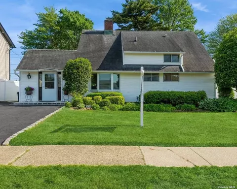301 Elm Dr S, Levittown, NY 11756