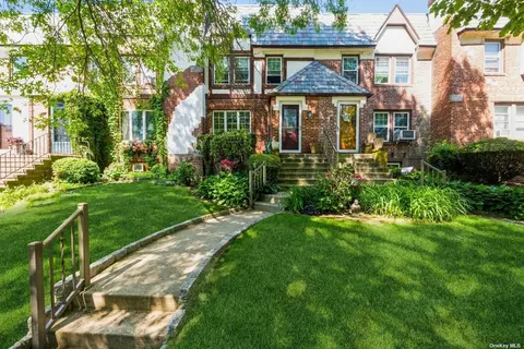 50 Dartmouth St, Valley Stream, NY 11581