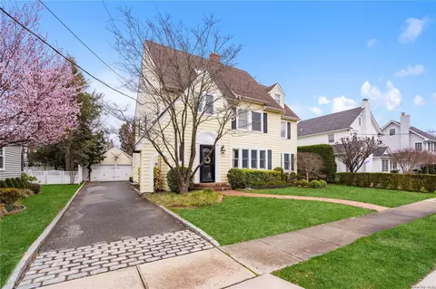17 Wallace St, Rockville Centre, NY 11570