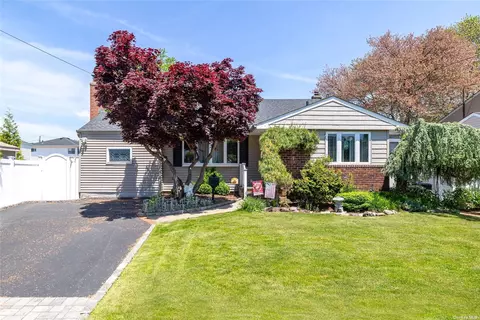 205 Violet St, Massapequa Park, NY 11762
