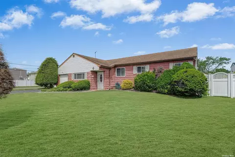 402 3rd St, Lindenhurst, NY 11757