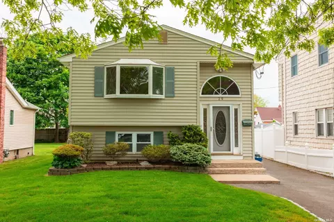 29 Woodbridge Ct, West Babylon, NY 11704