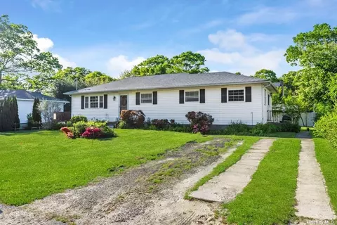 9 Arrowhead Dr, Shirley, NY 11967