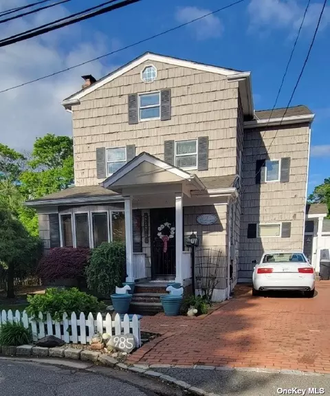 985 Nestor St, Woodmere, NY 11598