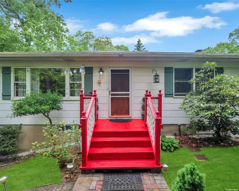 21 Valley Rd, Stony Brook, NY 11790