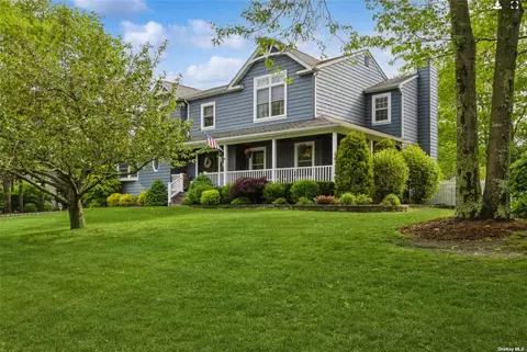 5 Fairfield Manor Dr, Manorville, NY 11949
