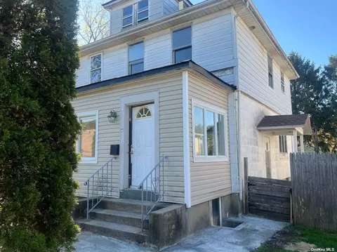 73 Coles St, Glen Cove, NY 11542