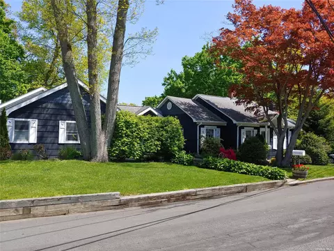 421 Coolidge Dr, Centerport, NY 11721