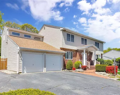 82 Twin Oaks Dr, Kings Park, NY 11754