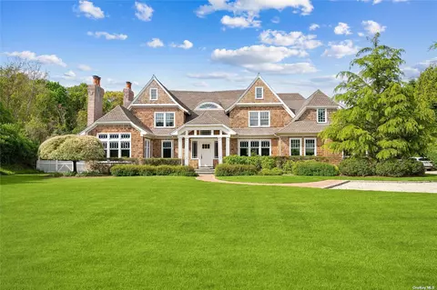 107 Parrish Pond Ct E, Southampton, NY 11968