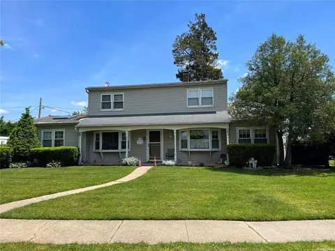 19 Stone Ln, Levittown, NY 11756