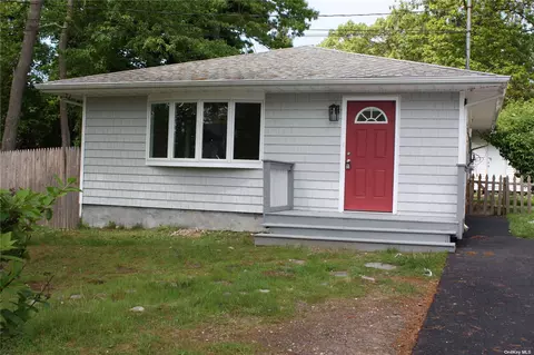 18 Hemlock Rd, Rocky Point, NY 11778