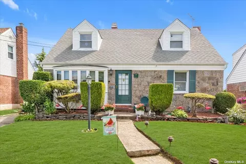 480 Emory Rd, Mineola, NY 11501