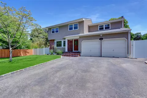 199 Parkwood Rd, West Islip, NY 11795
