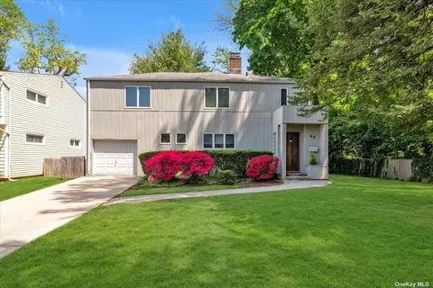 40 Flower Ln, Roslyn Heights, NY 11577