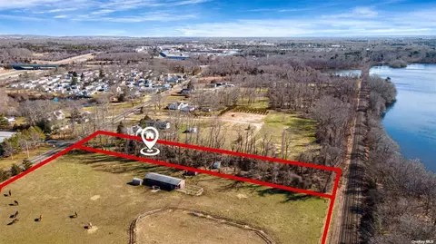 2033 River Rd, Calverton, NY 11933