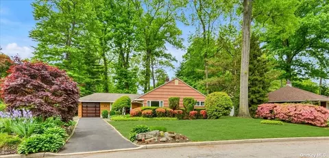 7 Appletree Ln, Glen Cove, NY 11542