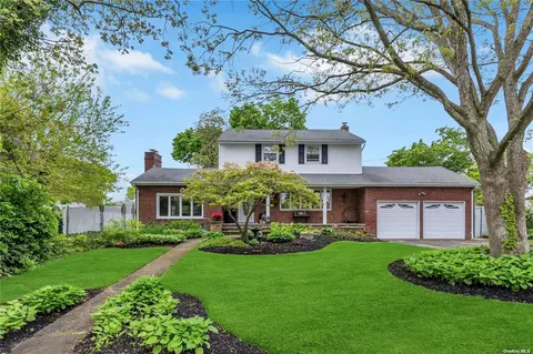 6 Vine Ct, Centereach, NY 11720