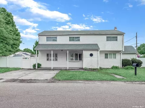 696 N Lewis Ave, Lindenhurst, NY 11757
