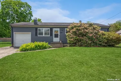 8 Fountain Ave, Selden, NY 11784