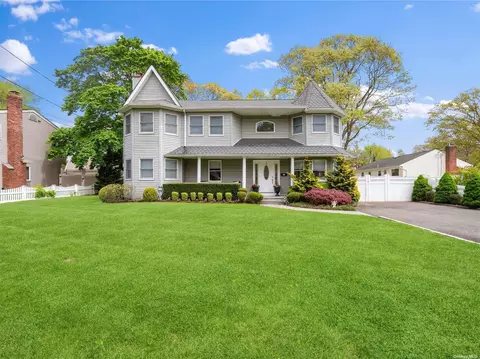 139 Meroke Ln, East Islip, NY 11730