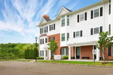 702 Mill Crk N #702, Roslyn, NY 11576