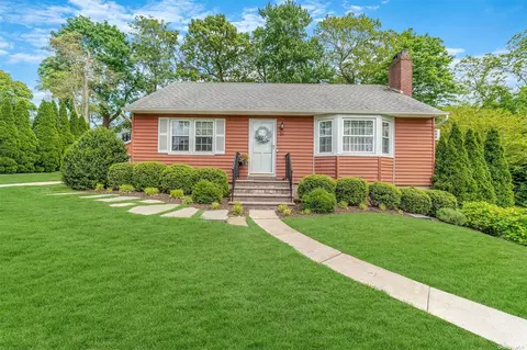 31 Fountain Rd, Rocky Point, NY 11778