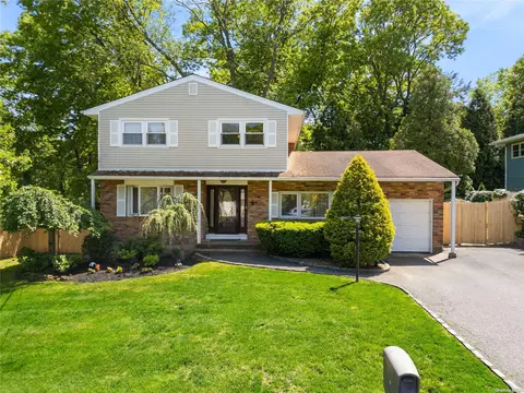 4 Talman Pl, Dix Hills, NY 11746
