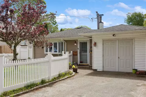172 E Parkview Dr, Shirley, NY 11967