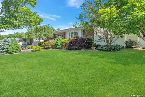 14 Sheldon Pl, Commack, NY 11725