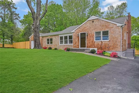 16 Park St, Wading River, NY 11792