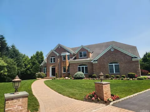 6 Rolling Meadow Ln, Northport, NY 11768