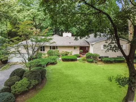 115 Hicks Ln, Great Neck, NY 11024
