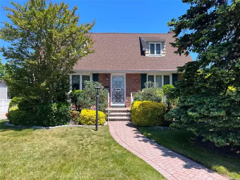 96 Carolyn Ave, Valley Stream, NY 11580