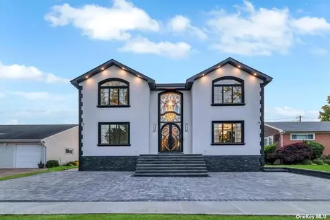 22 Darewood Ln, Valley Stream, NY 11581