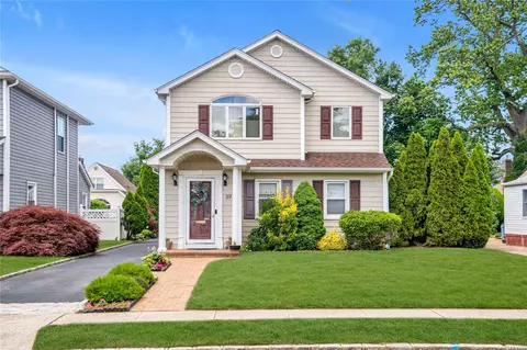 39 Kent St, New Hyde Park, NY 11040